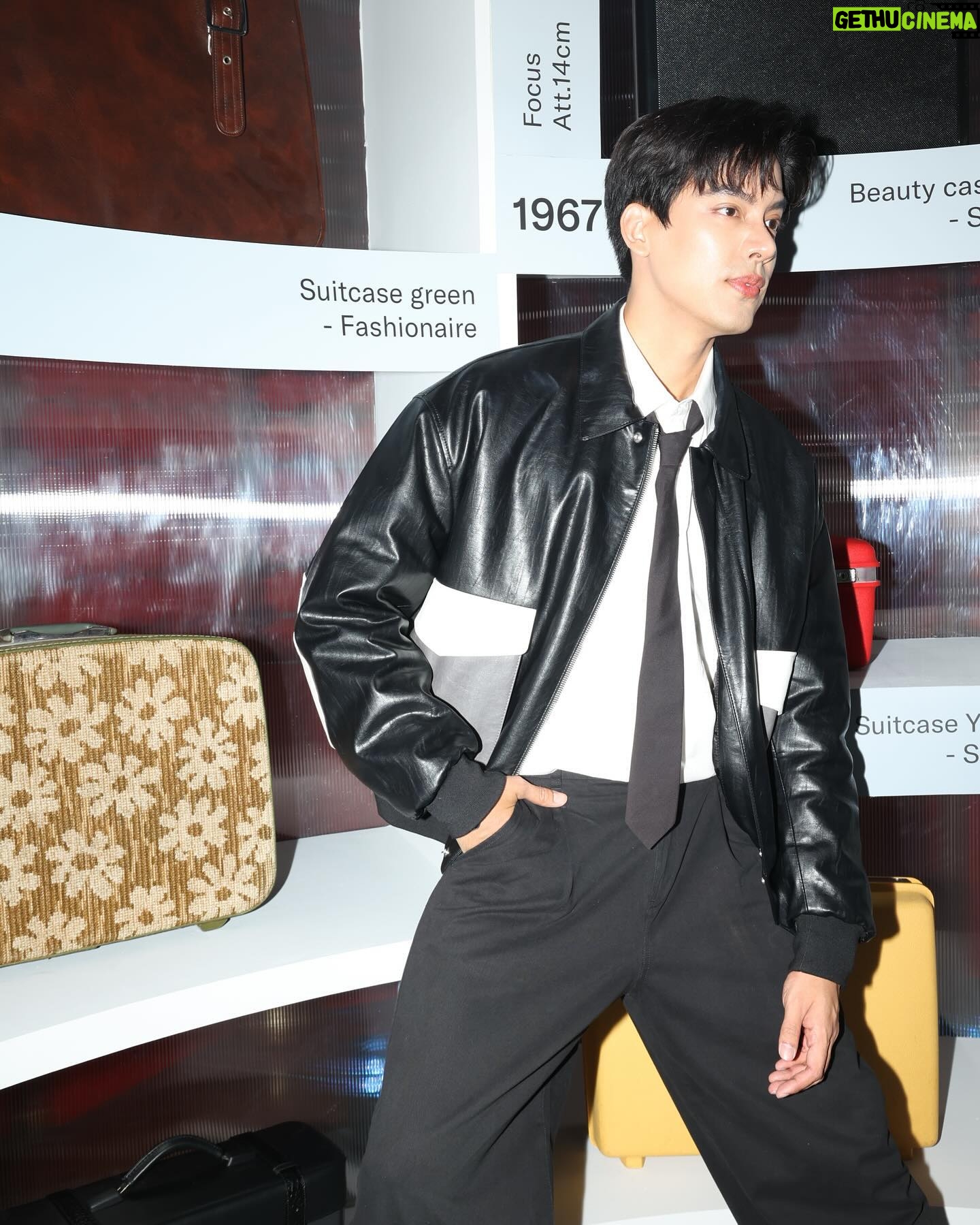Darvid Kreepolrerk - 3 Likes - วันนี้มางาน Destination Samsonite: Voyaging Through Time เปิดตัว! กระเป๋ารุ่นใหม่ EVOA-Z ได้มาเห็นของจริงก็คือสวยมากกก ทั้งดีไซน์ ทั้งความทนทาน ที่สำคัญคือตัวล้อเป็นนวัตกรรมใหม่ Aero-Trac™ Whirl ลากลื่นขึ้นมากกกก ถูกใจคนเดินทางบ่อยๆ อย่างเราสุดๆ
แล้วที่ประทับใจอีกอย่างคือคอนเซปต์ของงาน Time capsule ยิ่งทำให้เห็น Story อันยาวนานของ Samsonite แล้วทำให้รู้สึกว่าเป็นแบรนด์ที่ Timeless จริงๆ⏱️🧳 #DestinationSamsoniteTH #SamsoniteTH #EVOAZ
@samsoniteth