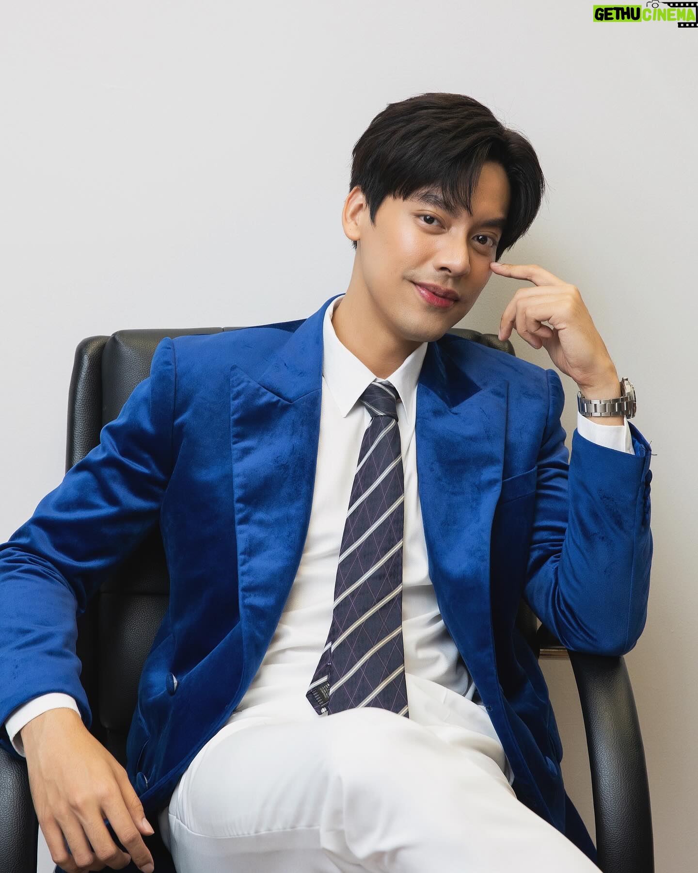 Darvid Kreepolrerk - 3 Likes - ใช่คับจริงๆแล้วผมคือพนักงานบริษัท 🧳💙
@teethea_official
#TaeDarvid