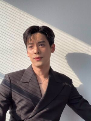 Darvid Kreepolrerk Instagram - ขายตลกเยอะแล้วขอขายหล่อบ้างได้ปะล่ะ 😏

Stylist : @ashitavajropala 
@teethea_official @kindjewelry.official 
Make up : @liang_makeupartist 
Hair : @torrmonster 
.
@kornz_character 
@storytoy.toy