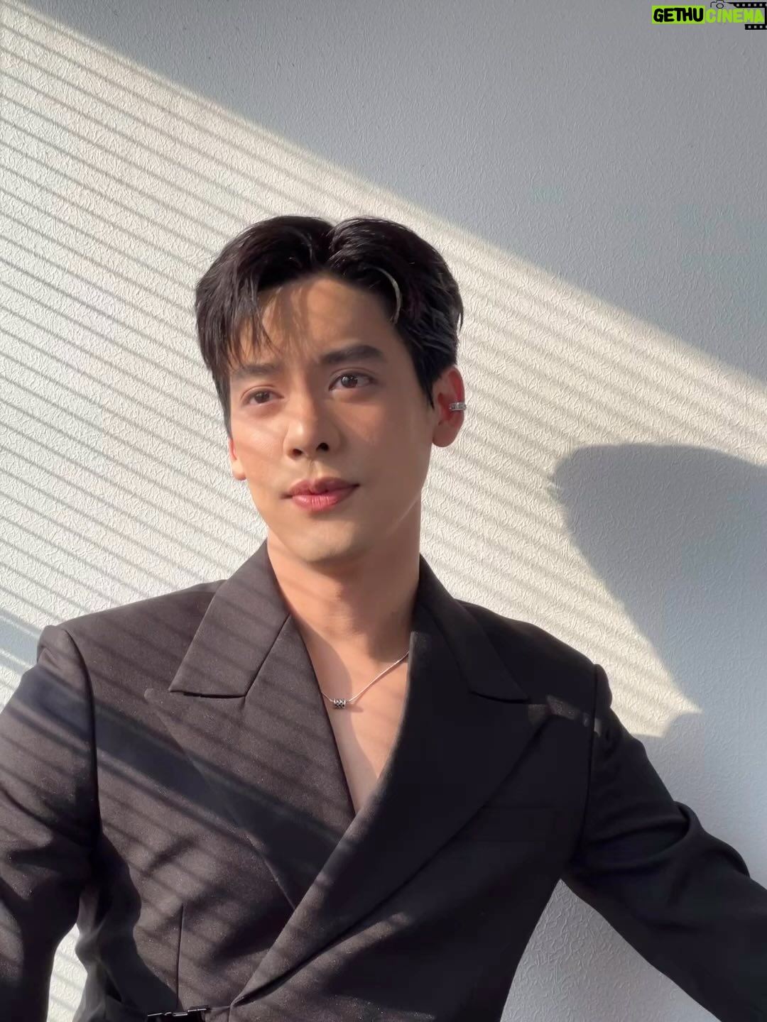 Darvid Kreepolrerk - 13.5K Likes - ขายตลกเยอะแล้วขอขายหล่อบ้างได้ปะล่ะ 😏
Stylist : @ashitavajropala
@teethea_official @kindjewelry.official
Make up : @liang_makeupartist
Hair : @torrmonster
.
@kornz_character
@storytoy.toy