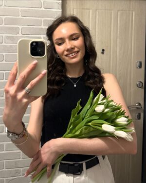 Darya Aleksandrova Instagram - Девочки , уже завтра 8 марта! 

Я из-за работы делаю все в последний момент, но на этот случай у меня есть спасение это маркетплейс @flowwowcom

Почему именно они, сейчас расскажу💌 

• Перед тем как передать товар курьеру, продавец всегда пришлет вам фото на согласование — чтобы вы были точно уверены, что именно отправится к получателю. 

• Надежная доставка от 30 минут. Если букет нужен сегодня, на сайте есть фильтр «Уже собран». 

• Есть анонимная доставка: получатель не узнает, кто отправил ему подарок, если вы сами об этом не расскажете. Ни Flowwow, ни курьер не раскрывают имя и телефон отправителя. 

Как по мне это самый удобный сервис, все в одном месте. А от меня вы получаете промокод на скидку 15% на первый заказ — ALEKSANDROVA15, сохрани обязательно, действует до конца марта! 

Люблю вас! ❤️

#блогер  #сибирь #блогерновосибирск #новосибирск #окрашивание #волосы #тонированиеволос #сторис #сторителлинг #рилстренды #8марта #8марта #восьмоемарта 

Реклама. ООО «ФЛАУВАУ», ИНН 9702020445. erid: 2VfnxwVgNYp