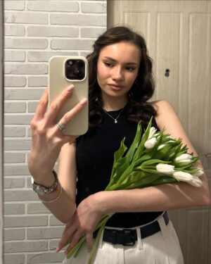 Darya Aleksandrova Instagram - Девочки , уже завтра 8 марта! 

Я из-за работы делаю все в последний момент, но на этот случай у меня есть спасение это маркетплейс @flowwowcom

Почему именно они, сейчас расскажу💌 

• Перед тем как передать товар курьеру, продавец всегда пришлет вам фото на согласование — чтобы вы были точно уверены, что именно отправится к получателю. 

• Надежная доставка от 30 минут. Если букет нужен сегодня, на сайте есть фильтр «Уже собран». 

• Есть анонимная доставка: получатель не узнает, кто отправил ему подарок, если вы сами об этом не расскажете. Ни Flowwow, ни курьер не раскрывают имя и телефон отправителя. 

Как по мне это самый удобный сервис, все в одном месте. А от меня вы получаете промокод на скидку 15% на первый заказ — ALEKSANDROVA15, сохрани обязательно, действует до конца марта! 

Люблю вас! ❤️

#блогер  #сибирь #блогерновосибирск #новосибирск #окрашивание #волосы #тонированиеволос #сторис #сторителлинг #рилстренды #8марта #8марта #восьмоемарта 

Реклама. ООО «ФЛАУВАУ», ИНН 9702020445. erid: 2VfnxwVgNYp