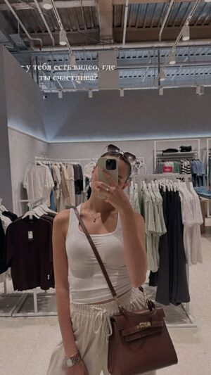 Darya Aleksandrova Instagram - Выжить в Дубае 🐫❤️

Прочитала такую фразу: »Кто не помнит о прошлом счастье, тот старик уже сегодня.» и ведь это правда, мы часто забываем о том что где мы есть сейчас это множество принятых нами решений, и только мы выбираем как строить свою жизнь.

То что я вижу в 3 сезоне мне не нравится, да это борьба это игра, но звезды восприняли все буквально, и такую травлю я не думала увидеть. Честно что было в 1 сезоне, недопонимания, споры, и ссоры это просто детский сад. Я отписалась от всех кроме Славы @chepurchenko_slava и подписалась на @victoriabonya 🫶🏼 

Посмотрим что будет дальше, но пустыня себя ещё проявит ! 🐫