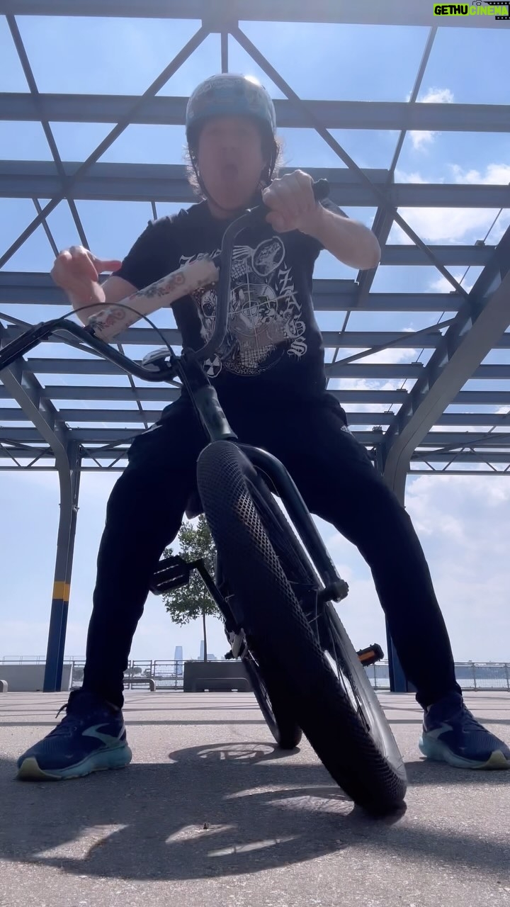 Dave Hill - 4.2K Likes - Just another day of total dominance out there on the streetz. #bmx #parkour #yourmom