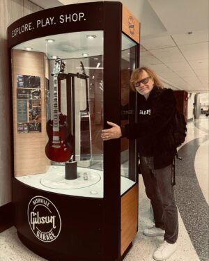 Dave Mustaine Instagram - Always nice to have @gibsonguitar welcome me home at the airport!

📷 @bryanjones104