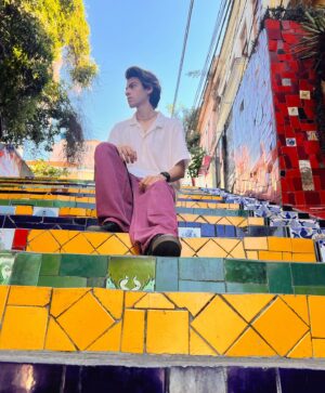 Davi Campolongo Instagram - Envolvido pela energia única do Rio ❤️🇧🇷 

#davicampolongo #riodejaneiro #escadariaseralon