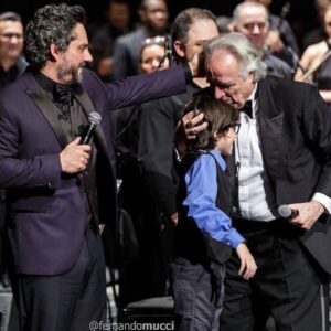 Davi Campolongo Instagram - @maestrojoaocarlosmartins comemorou ontem 84 anos do jeito que ama : em cima do palco!
Além de ser um grande maestro e um dos maiores pianistas que o mundo já viu, ele também é um exemplo de ser humano. 
Sempre com bom humor, um carisma único e com piadas que deixam o ambiente mais leve. 
Está sempre disposto a ajudar e inspirar as pessoas ao seu redor. 
Como ele mesmo diz: “é preciso dividir para multiplicar.” 
Um dos tantos ensinamentos aprendi com ele. 
Quanta honra.
Eu e minha família somos eternamente gratos por tudo, te amamos! 

🎶🎹✨ Maestro, muitas bênçãos em sua vida! Que possamos celebrar por muitos anos e aprender cada vez mais com sua sabedoria e talento, mestre da arte, que nos encanta e motiva a sermos melhores a cada dia. 
Seu legado e generosidade já brilha em nossos corações .

#maestrojoaocarlosmartins #davicampolongo #maestro #joaoomaestro #felizaniversario