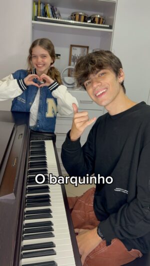 Davi Campolongo Instagram - Navegando nas ondas da bossa nova com nossa versão de "O Barquinho" 🛶🎶🌊 
Dos mestres Roberto Menescal e Ronaldo Bôscoli .

🎹 @davicampolongo 
🎙️ @maricampolongo 

#bossanova #piano #pianist #singer #music #song #brazil 
#irmaoscampolongo #davicampolongo #maricampolongo