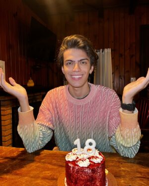 Davi Campolongo Instagram - 18tão 🤌🎉

(A última foto resume bem 😂)

#davicampolongo #18 #photo #niver
