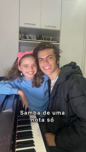 Davi Campolongo Instagram - “Samba de uma nota só” 🎶 do grande mestre Tom Jobim.

Siblings Campolongo ❤️

#davicampolongo #maricampolongo #tomjobim #mpb #piano #irmaos #music