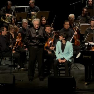 Davi Campolongo Instagram - @maestrojoaocarlosmartins comemorou ontem 84 anos do jeito que ama : em cima do palco!
Além de ser um grande maestro e um dos maiores pianistas que o mundo já viu, ele também é um exemplo de ser humano. 
Sempre com bom humor, um carisma único e com piadas que deixam o ambiente mais leve. 
Está sempre disposto a ajudar e inspirar as pessoas ao seu redor. 
Como ele mesmo diz: “é preciso dividir para multiplicar.” 
Um dos tantos ensinamentos aprendi com ele. 
Quanta honra.
Eu e minha família somos eternamente gratos por tudo, te amamos! 

🎶🎹✨ Maestro, muitas bênçãos em sua vida! Que possamos celebrar por muitos anos e aprender cada vez mais com sua sabedoria e talento, mestre da arte, que nos encanta e motiva a sermos melhores a cada dia. 
Seu legado e generosidade já brilha em nossos corações .

#maestrojoaocarlosmartins #davicampolongo #maestro #joaoomaestro #felizaniversario