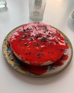 David Baddiel Instagram - Half time Father’s Day cheesecake, courtesy of my amazing daughter.