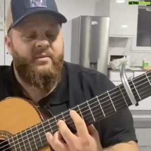 David Barrull Instagram - Muy buenas #familia comparto con vosotros un trocito de alabanza esperando que os haga bien. Que Dios os bendiga mucho 😘