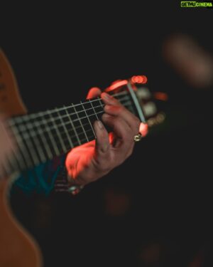 David Barrull Instagram - Si tuviera las palabras para describirte o un lienzo donde pueda atraparte, pero solo tengo mi guitarra me da la voz para entregarte el alma.