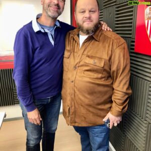 David Barrull Instagram - Ya estoy en casa #familia han sido 3 días de #promocion muy intensos pero muy bonitos al mismo tiempo, muchas gracias a todos los medios por atenderme con tanto cariño y dar voz a mi nuevo trabajo #Eterno gracias también por acompañarme a @arteymascomunicacion por su profesionalidad y cercanía y como no a mi equipo @fodsrecords nos vemos pronto en los escenarios si Dios quiere mi gente, estoy deseando escucharos cantar #Eterno