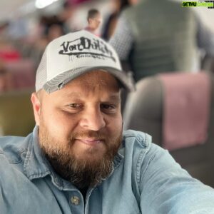 David Barrull Instagram - Ya estoy en casa #familia han sido 3 días de #promocion muy intensos pero muy bonitos al mismo tiempo, muchas gracias a todos los medios por atenderme con tanto cariño y dar voz a mi nuevo trabajo #Eterno gracias también por acompañarme a @arteymascomunicacion por su profesionalidad y cercanía y como no a mi equipo @fodsrecords nos vemos pronto en los escenarios si Dios quiere mi gente, estoy deseando escucharos cantar #Eterno