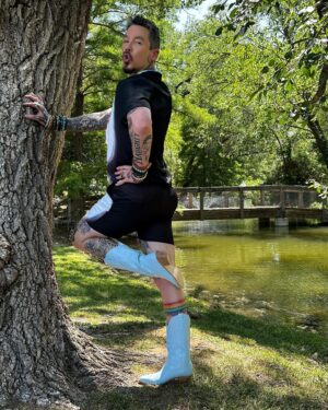 David Bromstad Instagram - Happy Pride my loves! 🏳️‍🌈 🏳️‍⚧️ 🏳️‍🌈 It  might be the last day of pride month but it’s a forever celebration of our Charisma, Uniqueness, Nerve and Talent. 🏳️‍🌈 😜 🏳️‍🌈