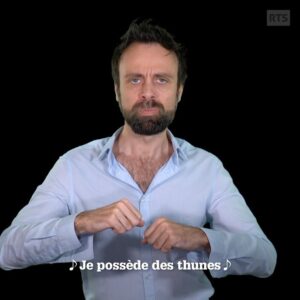 David Castello-Lopes Instagram - Je possède des thunes. Et vous ? Extrait du nouvel épisode de ma série « Suisse ? » dans @52minutes sur la @radiotelevisionsuisse Pourquoi les gens achètent montres suisses super chères ? Reportage. Blagues. Chansons.