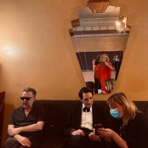 David Dastmalchian Instagram - Can’t believe we’re finally out into the world! 

2 years ago I got to join the Cairnes Bros & their family of Aussie indie filmmakers to make this little love letter to our favorite genre classics of the 70’s & late night TV. Thank you SO MUCH to everyone who has gone to see the film & shown their support. 🖤 U Night Owls. #latenightwiththedevil 🔥📺🔥