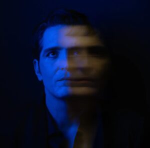 David Dastmalchian Instagram - this conversation was a rollercoaster & i feel very grateful for @alphajada & @washingtonpost for being interested in my journey. i could never hold a candle to the throne of my hero VINCENT PRICE but it’s an honor to be mentioned in the same breath. monster kid out.
📸 by @bradenmoran 
m/u & hair by @leah.kilpatrick