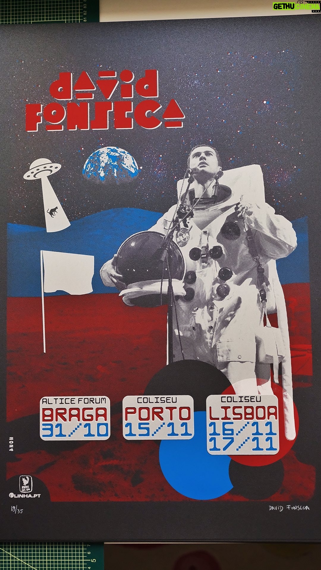 David Fonseca - 3 Likes - Para acabar a saga de posters serigráficos com o anúncio dos concertos de comemoração #still25, uma impressão diferente em papel preto metalizado da Curious Metallics em que se pode ver a minha aterragem na lua! Durante muitos anos vesti este fato de astronauta em palco para cantar a minha versão de “Rocket Man” de @eltonjohn, aqui retratado pela incrível @ritacarmo_photography no @festivalsudoeste em 2008. Neste poster, levei-me até ao espaço para observar melhor o nosso planeta, mas não consegui evitar que um dos nossos amazing cats tivesse sido raptado por um alienígena…já disponível no site, Serigrafia manual a 3 cores, 51cmx72cm, papel Curious Metallics Night metalizado 300g, edição de 35 exemplares, numerada e assinada, tudo feito com o apoio incondicional da @ficaoficinacriativa, link na bio e stories.
