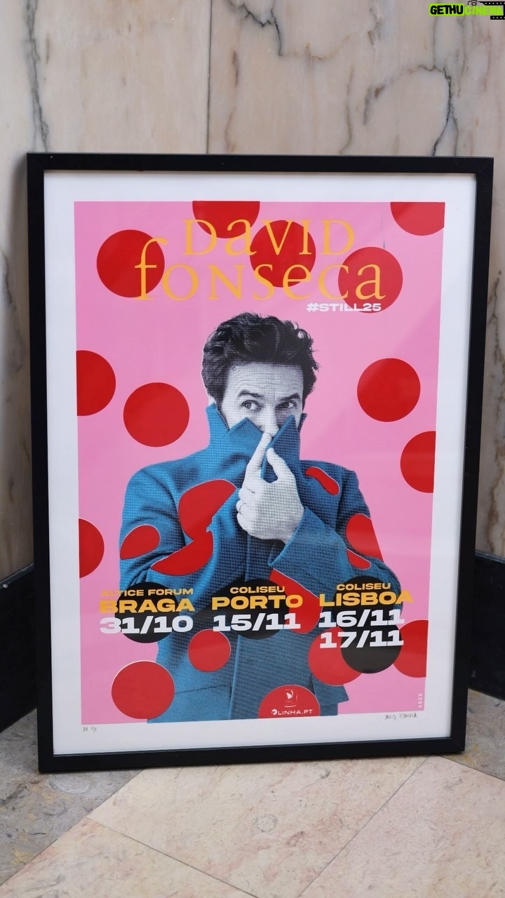 David Fonseca - 3 Likes - *ESGOTADO* Sempre quis fazer um poster em serigrafia de um concerto meu, uma tradição antiga muito popular nos anos 80. A comemoração dos 25 anos de carreira foi o mote para esta empreitada que criei do princípio ao fim com a ajuda preciosa da Rita, André e João da @ficaoficinacriativa. Esta serigrafia foi feita com 5 cores e é uma edição limitada de 25 exemplares, um exemplar por cada ano de carreira, numerada e assinada. Nenhuma é EXACTAMENTE igual, o que faz de cada uma delas um exemplar único. A foto é da talentosíssima @mariarita.photo.
Está já disponível na loja do meu site, link na bio e stories.