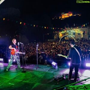 David Fonseca Instagram - Ontem celebrei a liberdade com este mar de gente, primeiro em Lisboa no Palácio Baldaya e mais tarde em Leiria na Festa do Povo! Obrigado a todos, foi um dia bonito e especial para todos, celebremos sempre o 25 de Abril! ❤️

(📸 @ruimiguelpedrosa e @tiagopedrosaphotography)