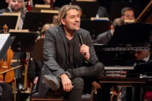 David Garrett Instagram - Some amazing photos from photographer 📸
@haslerfoto from our concert in #Interlaken. I‘ve given my debut as a conductor of @johnrhaywood and my piano concerto #oneworld performed by @olgascheps 
Not to forget some pieces of Kreisler & Gluck with Olga and finally duos with my former violin-teacher @zakhar_bron