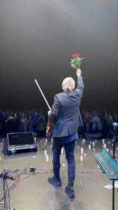David Garrett Instagram - Impressions from yesterdays concert in Tallinn! Thank you for coming🤩😍

@franckvanderheijden 
@rogiervanwegberg 

#tallinn #davidgarrett #fanlove #roses #thankyou #appreciation #classicalmusic #bellaciao #trio #violin
