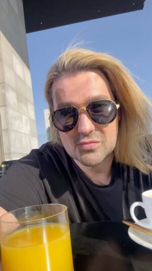 David Garrett Instagram - Enjoyed some sun and a coffee before the 2nd show in Mexico City 🥰

#davidgarrett #sunshine #coffee #relaxing