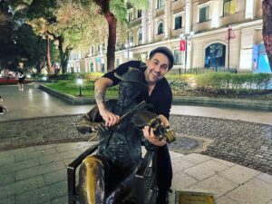 David Garrett Instagram - Practice time in Guangzhou! 😜

#bronze #sculpture #violinist #guangzhou #davidgarrett #violin #bow #funtimes #shamian