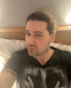 David Garrett Instagram - Happy monday! ☀️ I hope you have a great start into the new week. 

I am still working on the music videos for my upcoming singles of my new album “Millennium Symphony”. So excited to show you the new music and videos soon! Stay tuned 😊🎻

Have you already pre-ordered “Millennium Symphony”?

#Millenniumsymphony #davidgarrett