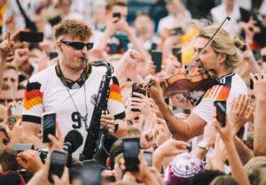 David Garrett Instagram - A little fun at the #euro2024 fanzone 🎷🎻
Is your favorite team still in the game? ⚽️

📸 @christoph_schmidt_photography
