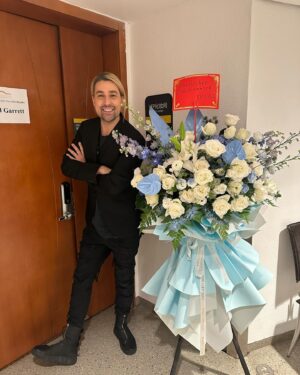 David Garrett Instagram - Backstage flowers! 😍

#davidgarrett #concert #backstage #presents #flowers #roses #trio #iconic #fanlove #appreciation