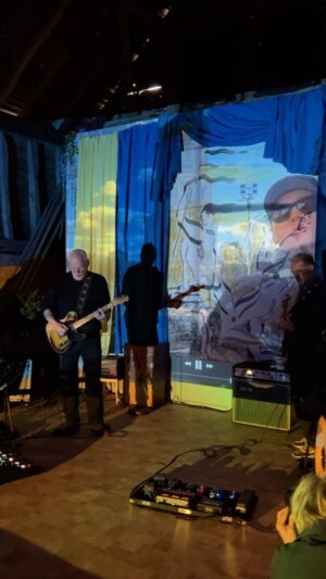 David Gilmour Instagram - 🇺🇦🌻 A glimpse at the recording of Hey Hey Rise Up 

Download / stream the Ukraine fundraiser now, via link in bio.
