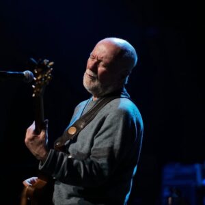 David Gilmour Instagram - Jeremy Spencer tonight at the Peter Green Celebration gig. Brilliant. Just has that undefinable something that is so rare.📷@pollysamson ❤️