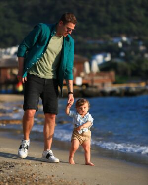David Gránský Instagram - Pomalu se nám tato dovolená v ráji blíží ke konci, ale ty poslední dny si hodláme užít naplno!🌊☀️
Jsme rádi, že jsme do toho šli právě s @eximtoursck , protože nám vybrali dostupnej luxus v podobě hotelu @bepremiumbodrum , kterej je pro rodiny s dětma úplně ideální! 🤙🏻😉
Nikdy jsme nebyli na tyto all-inclusive resorty, ale tady je to tak obrovský, že nevíte kde resort končí a kde začíná. 🌴S michelinskou restaurací se sice budeme těžko loučit 🎖️, ale doporučoval bych nedávat na pokoje váhu…Dnes jsme si na ni ze srandy stoupli a týden je tak akorát na to, abychom zase rok hubli do plavek 🐷😘

@duja_hotels #eximtoursck #turkey #bepremiumbodrum #gloriousexperience #gloriousexpectation #dujahotels