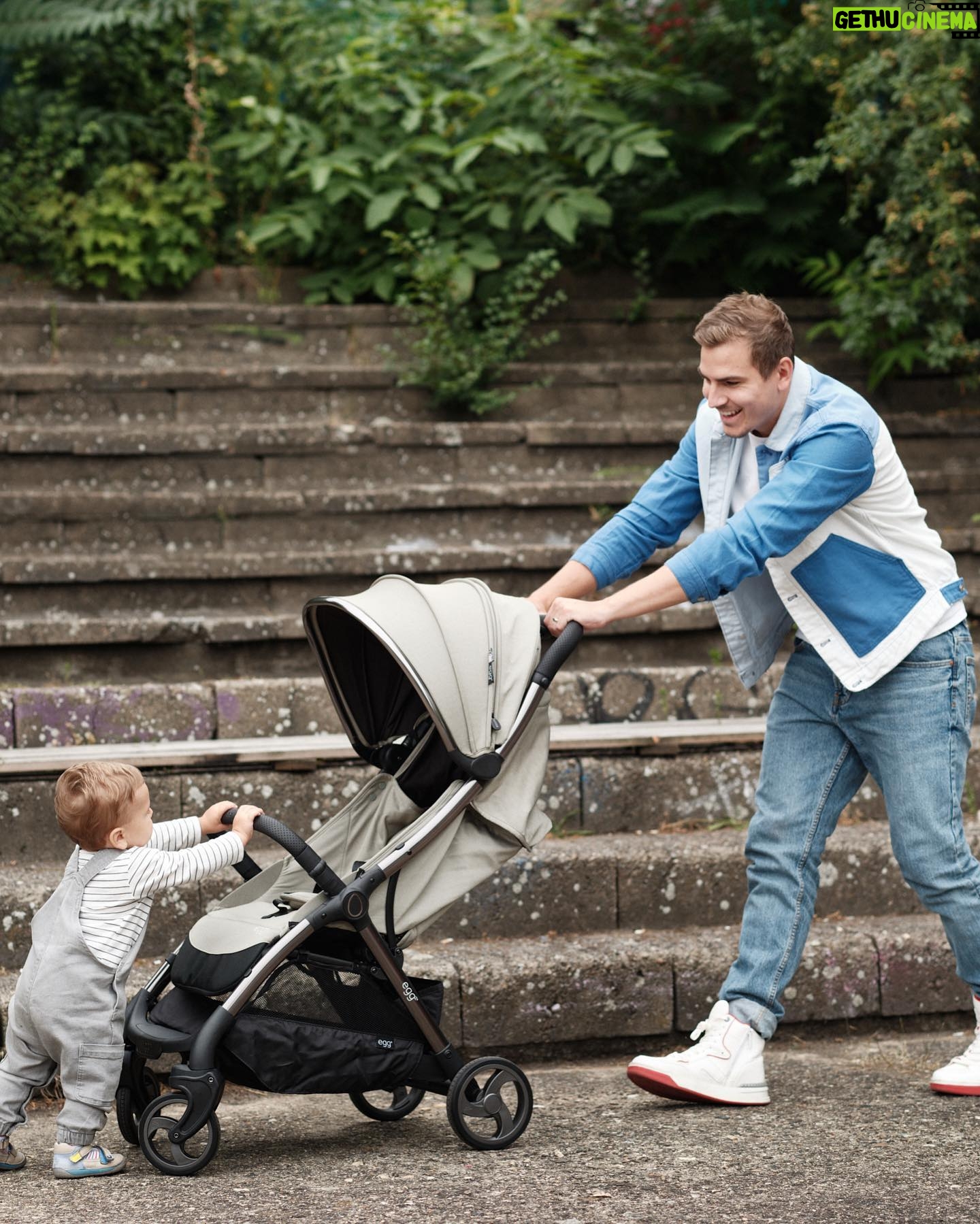 David Gránský - 12.6K Likes - Tak strašně to všechno letí!
Tak máme od @eggczsk golfáč. 🥳 snadno se ovládá, jednoduše skládá a podle nás by se v něm i parádně spalo, kdyby to naše dítě chtělo spát 😅 Vy - už zkušení rodičové, chtělo vaše dítě, když začalo chodit, ležet dobrovolně v kočáru a kochat se přírodou? 😳😂
Jak my bychom si to s ním tak rádi občas vyměnili 😅
Znáte to, viďte?
📸 @petrhuser.photography *spolupráce