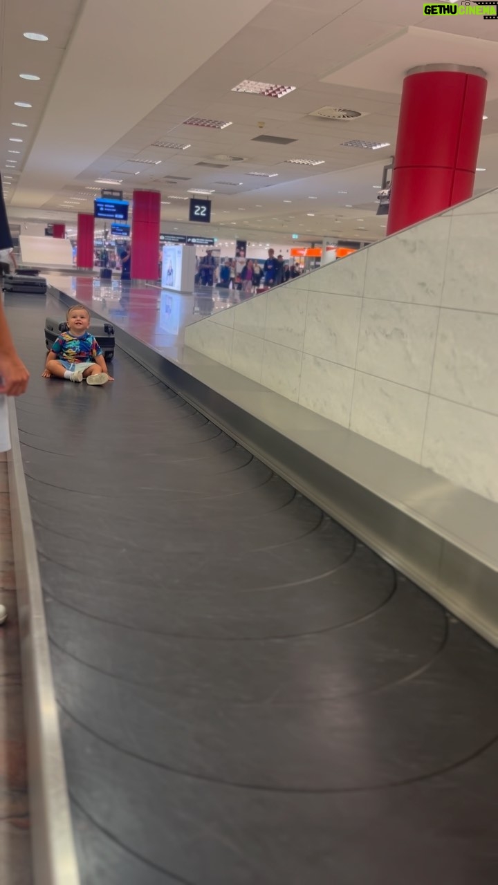 David Gránský - 43.8K Likes - Nevím, co mají všichni s tím strašně náročným cestováním s dětmi… ✈️
U nás vždy úplně v pohodě. 🤙🏻
Stačí ho jen dobře označit a doufat, že to s ním v zavazadlovým prostoru nebude moc házet. 💁🏼♂️
🛄 No, dobrý…
#JsmeZpátky aneb
Pojďme teď řešit, jak je v Česku hnusně… !?⛈️