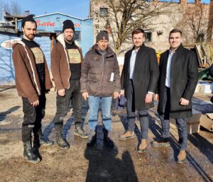 David Gránský Instagram - Kaskadérská akce a profíci z @filmka_stunt_team !❤️🎩🪶 Zdravíme z natáčení @prima_zoo ze @safariparkdvurkralove 🦔🦓🐆

Petr Kotík, Tomáš Karel, Šimon Bilina a David Gránský. Aneb každý máme svého dvojníka!

Byl to zvláštní zážitek spatřit na snídani poprvý @petr.kotik . Příroda je úžasná! 🌅
A Tomáš Karel má stejně pronikavý modrý jako @davidgransky ..🧿🧿

#zooserial