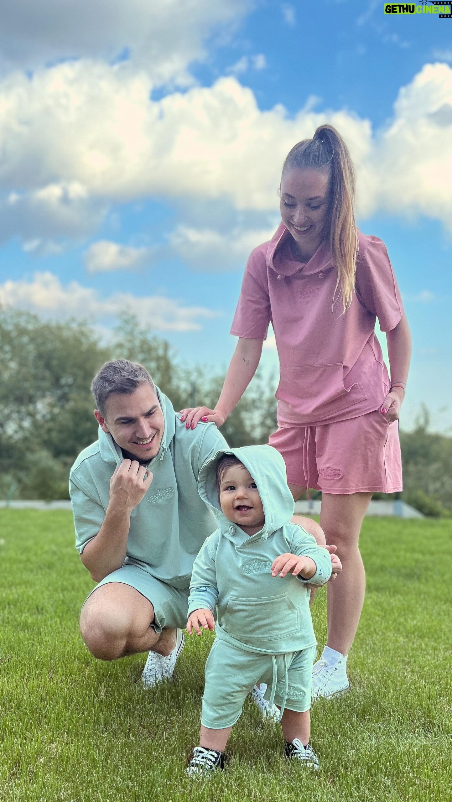 David Gránský - 11.7K Likes - Tyhle nádherný bambusový matchy matchy teplákovky v limitce můžete objednat na @simplyself_cz. 🔥 na výběr jsou krásný barvy, že nebudete vědět, kterou vybrat. Jsou unisex a vybrat můžete pro celou rodinu. Nejvíc je ten materiál. Já už mám z tohoto materiálu druhou teplákovku a miluju! Tahle limitka je možná koupit POUZE do 21.5, pak už v prodeji nebude. Dokonce máme slevový kód NIKOLA10😳🤪😍. Mrkněte na eshop :) *darováno a já děkuji Verče za důvěru🤩 PS: malý má pod teplakovkou ještě naše bodýčko, protože bylo už trochu chladněji🙈