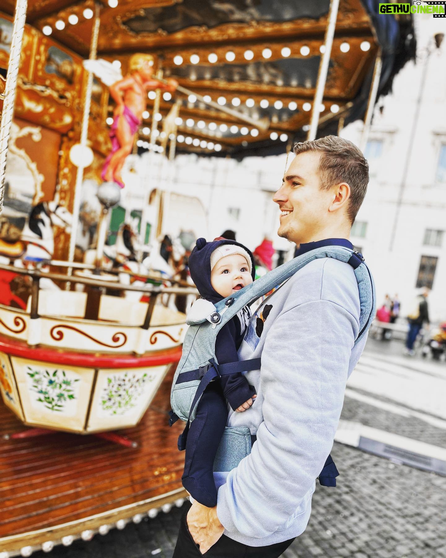 David Gránský - 10.1K Likes - 🎠🎠🎠
Takový to, jak se tešíš, až bude trošku větší a budeš s nim jezdit do těch Disneylandů, chodit na kolotoče, do různých zábavních parků a budeš se tvářit, že to je kvůli němu… 🤔🤙🏻