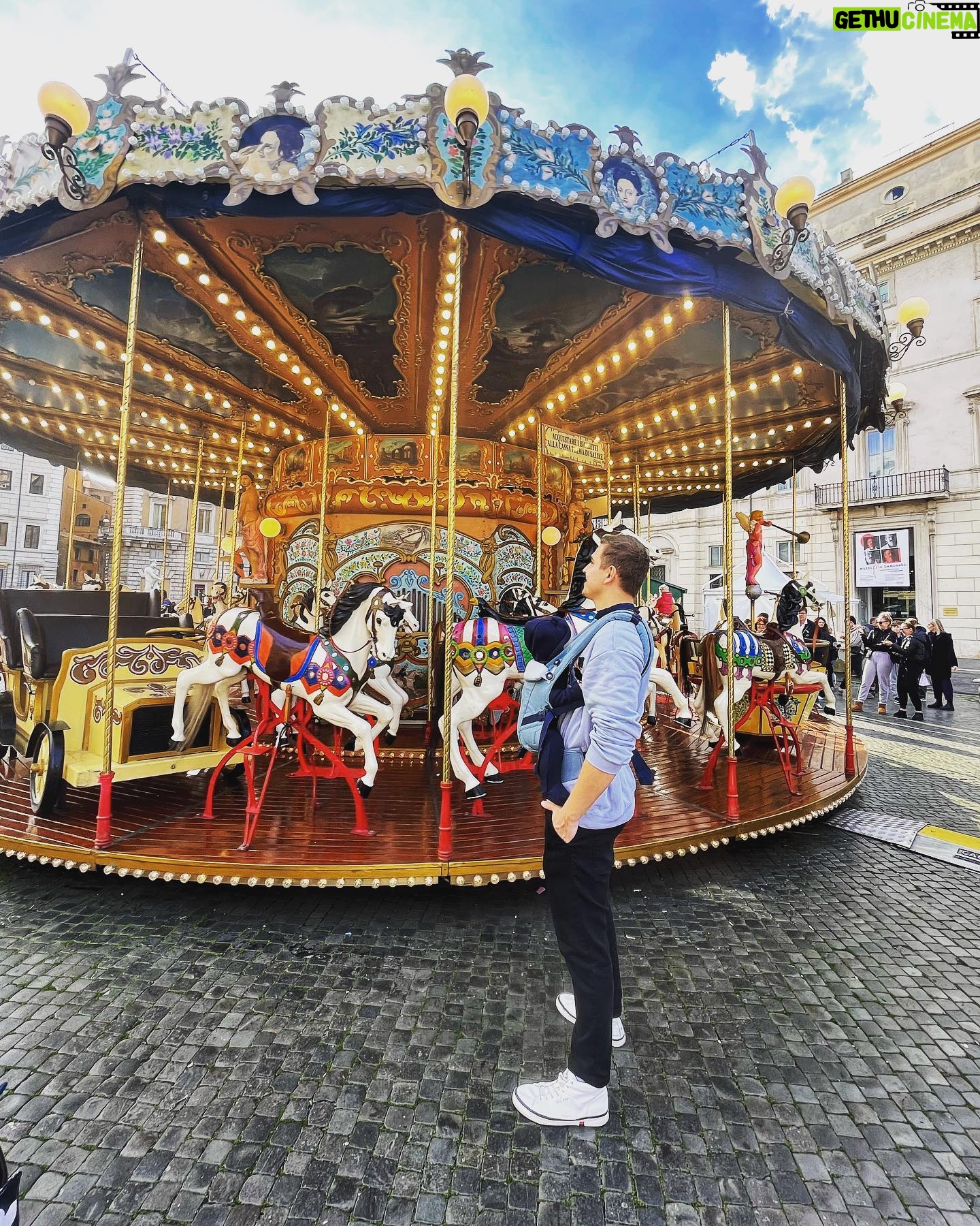 David Gránský - 10.1K Likes - 🎠🎠🎠
Takový to, jak se tešíš, až bude trošku větší a budeš s nim jezdit do těch Disneylandů, chodit na kolotoče, do různých zábavních parků a budeš se tvářit, že to je kvůli němu… 🤔🤙🏻