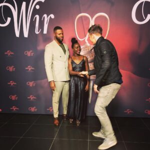 David Hain Instagram - Ein Fototermin, wie er sein muss:
Während sich Winston Duke noch fragt, warum um Himmels Willen da eigentlich Glitzer auf meinen Schuhen klebt, sind Oscarpreisträgerin Lupita Nyong’o und ich bereits fleißig am Abschmunzeln!

#wirfilm #werbung