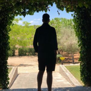 David Hain Instagram - Gedankenverlorenes Herumstehen im Torbogen einer angemieteten Urlaubsbutze - endlich lebe auch ich den Influencertraum 🥰

#hashtag #torbogen #werdasliestistdoof
