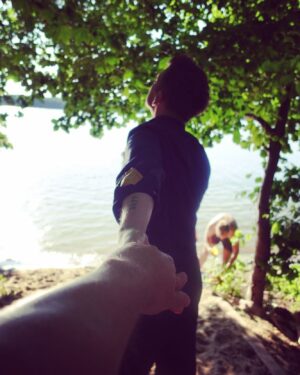 David Hain Instagram - Hand am Strand. 
- 2020, Künstler: unbekannt