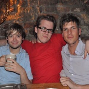 David Hain Instagram - Am heutigen ThrowbackMittwochabend sind mir doch glatt ein paar Perlen einer alten Freundschaft untergekommen. Von völlig zerfeiert (2009) über die ersten Monate als festangestellter Journalist (2006) bis heute - diese Beiden begleiten mich schon viele Jahre. Vorbei an vielen schlimmen Frisuren ;)