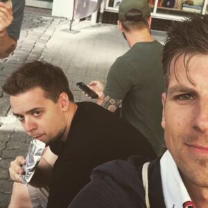 David Hain Instagram - Am heutigen ThrowbackMittwochabend sind mir doch glatt ein paar Perlen einer alten Freundschaft untergekommen. Von völlig zerfeiert (2009) über die ersten Monate als festangestellter Journalist (2006) bis heute - diese Beiden begleiten mich schon viele Jahre. Vorbei an vielen schlimmen Frisuren ;)