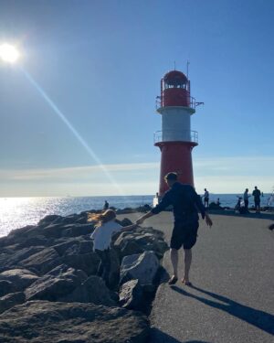 David Hain Instagram - Mit diesen drei Ladies in den Urlaub zu fahren ist auch immer ein bisschen als würde man direkt neben den Boxen auf nem Slayer-Konzert übernachten - aber ich will’s nie wieder anders!! 👫😈🐕‍🦺