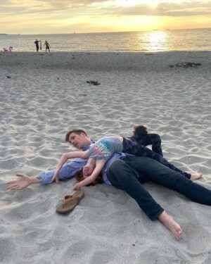 David Hain Instagram - Mit diesen drei Ladies in den Urlaub zu fahren ist auch immer ein bisschen als würde man direkt neben den Boxen auf nem Slayer-Konzert übernachten - aber ich will’s nie wieder anders!! 👫😈🐕‍🦺